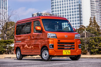 17年ぶりにフルモデルチェンジされた「ハイゼット カーゴ」。今回の新型は11代目にあたる。ボディーのスクエア化を図るなどして荷室を拡大し、クラス最大級の積載スペースをうたう。