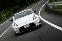 「NISMO」では専用のスプリングとショックアブソーバー、スタビライザーでサスペンションをチューニング。ボディーもヤマハ製のパフォーマンスダンパーやストラットタワーバー、メンバーブレースなどで強化されている。