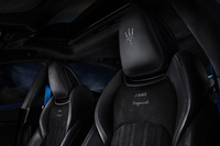 アルカンターラとレザーで仕立てられたシートには、マセラティのエンブレムに加え、「Ghibli」と「Fragment」のロゴがシルバーで刺しゅうされている。