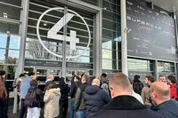 「アルティメート・スーパーカーガレージ」（以下USG）に直接アクセスできる入り口でも、多数の来場者が開場を待っていた。