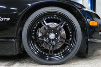 （写真A）フロントに装着された、285/30R19サイズの「ニットー・インヴォ」の図。インヴォには295/30R19サイズがなかったので、ひとまわり小さなこちらを装着した。