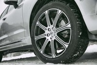 試乗車「XC60 T8 Twin Engine AWDインスクリプション」の8スポーク20インチホイール。タイヤはピレリの「スコーピオン ウインター」が組み合わされていた。