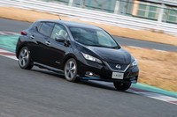 標準車よりも容量が22kWh多い62kWhの駆動用リチウムイオンバッテリーを搭載。グレードにもよるが、車両重量は160～180kgほどの増加となる。