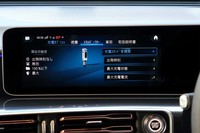 「EQC」には、10.25インチ液晶パネルをふたつ連結させたモニターが備わっており（写真は助手席側のパネル）、専用のテレマティクスサービスが利用できる。