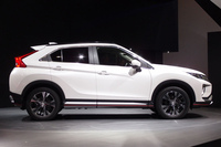 ボディーサイドに走る強いキャラクターラインとベルトラインでウェッジシェイプを形成。シャープなクーペSUVフォルムを作り出している。