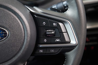 ステアリングホイールに備わるアダプティブクルーズコントロールと、走行モード切り替え機構「SIドライブ」の操作スイッチ。走行モードには「I」（インテリジェントモード）と「S」（スポーツモード）の2種類が用意される。