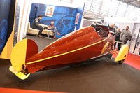 これが前を走っていたら、思わず飛行機が不時着したのと勘違いするだろう。