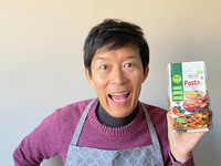 『カーズ』のパスタと筆者。