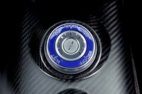 鮮やかなブルーで彩られた走行モードのセレクターは、センターコンソール上に配置されている。モードはGT／スポーツ／コルサ／ウエットの4種類。