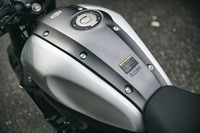 素材感に強いこだわりが見られる「XSR900」。タンクカバー（写真）やリアフェンダーにはアルミニウムのプレス材が採用されている。