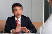 ＜山内裕司氏 プロフィール＞
	1996年三菱自動車工業 研究部入社。2008年にMRDA（ミツビシ・モーターズ・アールアンドディー・オブ・アメリカ・インク）実験部GM、2010年に同社 開発担当副社長を経て、2014年に三菱自動車の協業企画推進室 室長に就任。2015年にC&D-seg プロダクトエグゼクティブに就く。2017年からC&D-seg プログラムダイレクターを務める。