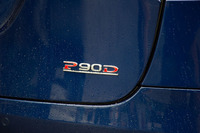 試乗車のグレードは「P90D」。グレード名の“P”はパフォーマンスで、モーター出力が強化されていることを表す。“90”は走行用バッテリーの容量（90kWh）を示している。末尾の“D”はデュアルの意味で、前後それぞれの車軸にモーターが備わる4WD車であることを意味する。