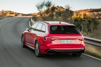 
	0-100km/h加速を先代よりも0.6秒速い4.1秒でこなす、新型「アウディRS 4アバント」。最高速度はリミッターの作動する250km/hで、オプションの「RSダイナミクスパッケージ」を選択した場合は280km/hにまで引き上げられる。
	