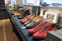 工場2階のショールームに並べられた、色とりどりのシューズ。スタッフさんは皆クルマ好きで、自動車談義に花が咲いた。