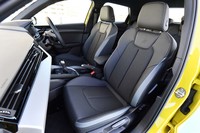 「S lineインテリアプラスパッケージ」が標準装備となる「A1シティーカーバー」。「S」ロゴ入りの前席にはシートヒーターが備わる。