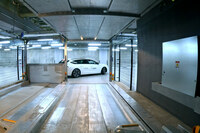 「パレットガレージアシストシステム」によって、自動で機械式駐車場のパレットへとアクセスする試験車両の様子。