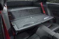 後席の背もたれを前方に倒すことで、フラットな積載スペースがつくり出せる。前端には、荷物の落下を防ぐストッパーも備わる。