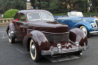 参考までに1936年「コード810」。「コルベット」や「トロネード」より約30年も前にリトラクタブルライトや4.7リッターV8エンジンによるFFを採用していたモデル。これはトヨタ博物館が所蔵する4ドアセダンだが、ほかに「コンバーチブルフェートン」（4座）と「コンバーチブルクーペ」（2座）があった。