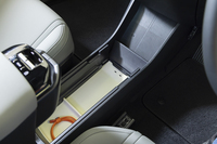 2つのUSBタイプCポートが姿を現す。床板にはケーブルホールが備わっているのでスマートに取り回せる。