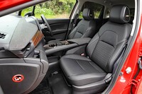 「レザーエディション」ゆえに本革シートを標準装備。「ノート」の最上級グレードにも同じシートがオプション設定されているが、BOSEのヘッドレストスピーカーは装着できない。