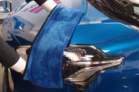 「フォーマットクロス」による拭き取り作業の様子。吸水性に優れる繊維だけでなく、袋状とされたデザインも特徴。