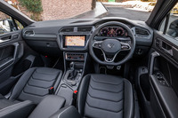 コックピットの基本デザインは他の「ティグアン」に準じているが、「R」エンブレム付きのレザーステアリングホイールやアルミ調ペダル、専用表皮のシートなどを装備。スポーティーな雰囲気が演出されている。