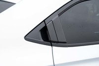 ウィンドウエリアと一体化されたドアハンドルは先代モデルから受け継がれたポイントだ。