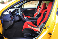 タイムアタック車は左ハンドル仕様。フロントウィンドウに貼られていた環境シールからして、恐らくドイツ仕様だ。