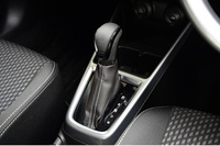 「ハイブリッドRS」は副変速機付きCVTを搭載。シフトブーツやコンソールオーナメントにはシルバー加飾が施される。