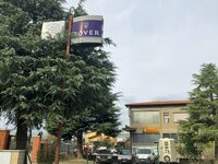 こちらはシエナ郊外。ローバーの看板はそのロゴといい、色あせても孤高の気品ともいうべきものを漂わせている。2023年4月撮影。