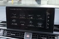 スクリーンの大型化とタッチスクリーン化を果たしたインフォテインメント系はシステム自体も最新の「MIB3」にアップデート。ボイスコマンド機能などが大幅に強化されている。