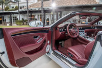 インテリアには15種類のレザーと15種類のカーペット、8種類のルーフライニング、8種類のウッドパネル（デュアルウッドパネルは4種類）を用意。組み合わせの種類を数えるだけでも、気が遠くなる。