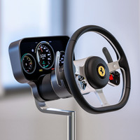 ステアリングホイールは、1950～1960年代のナルディを再解釈したという3本スポークデザイン。再生アルミニウムを用いることで、従来比400gの軽量化も実現している。