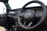 インストゥルメントパネルはブラック仕上げ。