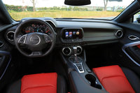 初代「カマロ」のそれを現代的に再解釈したというインストゥルメントパネルまわり。各部に仕込まれたアンビエントライトには、24種類の色と3種類の点灯パターンが用意されている。