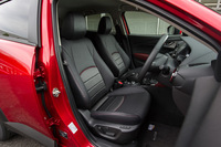 「XDプロアクティブ」のシートは、合成皮革とクロスのコンビタイプ。上級グレード「XD Lパッケージ」には、パーフォレーションレザーとラックススエードのコンビシートが装備される。