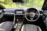 今回の試乗車は「GT-R」の誕生50周年を記念した「50th Anniversary」。インテリアにはミディアムグレーの専用内装色が用いられている。