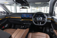 インテリアトリムはこのダークシルバーアクセントとダークオークのファインウッドの組み合わせのみの設定。「525Li」には有償オプションがBMWインディビジュアルのボディーカラー「フローズンピュアグレー」のみしか用意されていない。