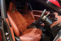 エアコンによる温風やシートおよびステアリングヒーターに加え、センターコンソールや前後のドアパネル、ダッシュボード下部表面などが加熱される「ヒートコンフォートパッケージ」を標準装備している。