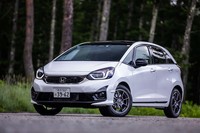 「ホンダ・フィットe：HEVモデューロX」は、ホンダアクセスのカスタマイズにより「道を選ばぬ爽快な走り」が追求されたコンプリートカー。2021年6月にデビューした。