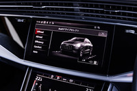 「アウディドライブセレクト」と呼ばれる走行モードの切り替え画面。写真は「Offrord」モードを選択した様子。「アダプティブエアサスペンション」の車高調整も任意に行うことができる。