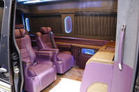 「Vクラス創生版」の車内。