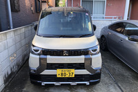 「デリカミニ」は、古典的でカッコいい。四角いボディーに軍用車的ないかつい顔、半円形のヘッドライトは「目」そのものだ。そのフロントフェイスがミリタリーファンも兼ねているカーマニアのハートをつかんだのだろう。