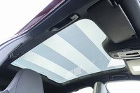 オプションのパノラマガラスルーフはルーフ全面をカバーする特大サイズ。電気的にクリアにしたり曇りガラスにしたりできるためシェードが備わっておらず、これもキャビンの広さに寄与している。