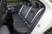 後席の様子。クリスタルグレーのシートパイピングやシートベルトでドレスアップされる。