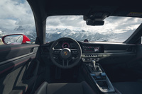 ステアリングホイールリムやドアハンドル、アームレストなどにマイクロファイバー素材の表皮が採用されている。