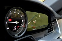 メーターパネル右側の液晶画面には、カーナビの地図のほか、水温や燃費をはじめとするさまざまな車両情報が表示できる。