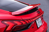 走行速度に応じて自動で作動するリアスポイラー。MMIのタッチパネルを操作し、任意に展開することも可能だ。ボディー下部には整流効果を高めるディンプル付きのアンダーカバーが備わり、空力性能向上への積極的な取り組みをうかがわせる。