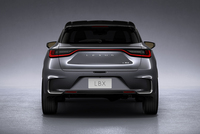 全幅は「ヤリス クロス」よりも60mm拡大。高くレイアウトしたリアコンビランプの効果も合わせて、非常にどっしりとした構えだ。