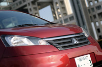 フロントグリルとバッジは、デリカD:3の独自仕様となる。